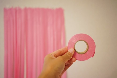 ピンクの紙テープ
